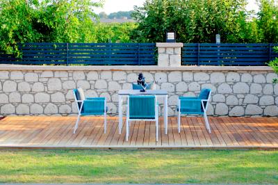 Fig & Cherry Powder-Coated Aluminum Table - Souris Table